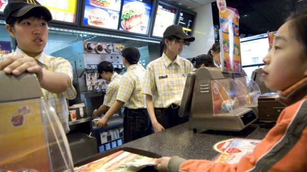 Na China, onde tem 2 mil restaurantes, o McDonald's foi acusado de usar carne com prazo de validade vencido